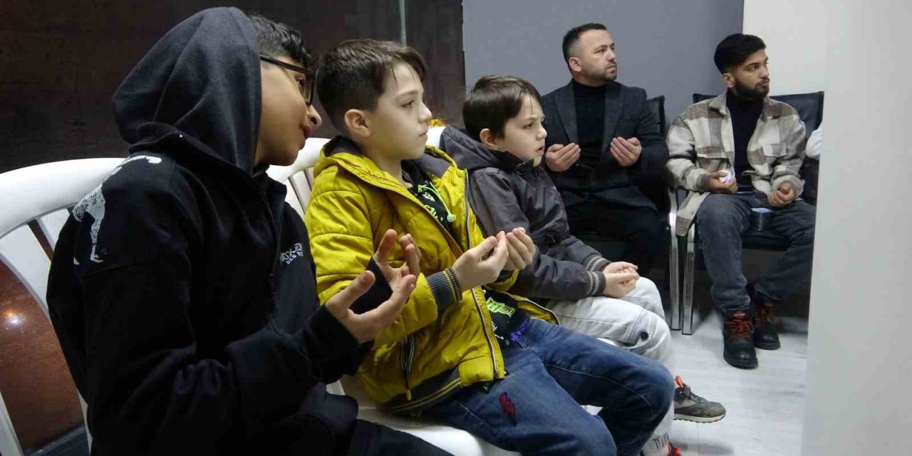 Pendik’te 30 Depremzede, Depremde Hayatını Kaybedenler İçin Düzenlenen Mevlide Katıldı