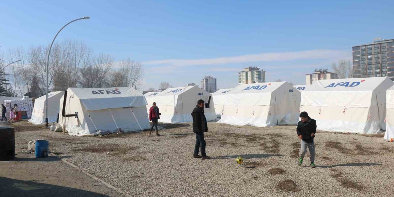 Çocuklarına Depremi Oyunla Unutturuyor