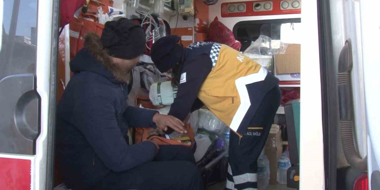 Sağlık Personeli Hatay’ın Köylerini Tek Tek Dolaşarak Depremzedelere Ulaşıyor