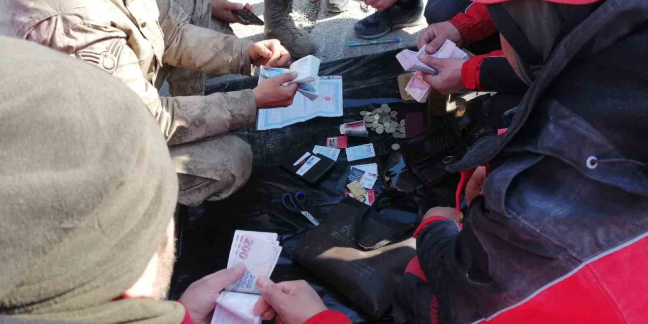 Şahkut Ekibi Depremzedenin 46 Bin Tl’sini Teslim Etti