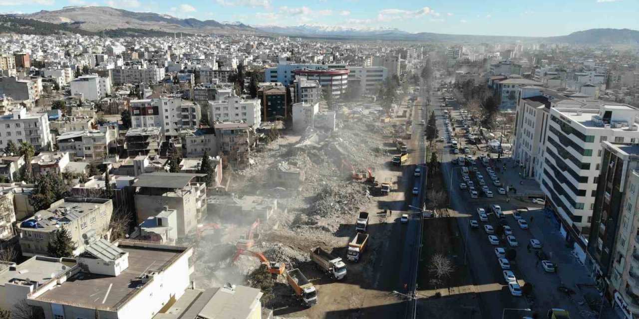 Adıyaman’da Binden Fazla İş Makinesi Enkazlarda Çalışıyor