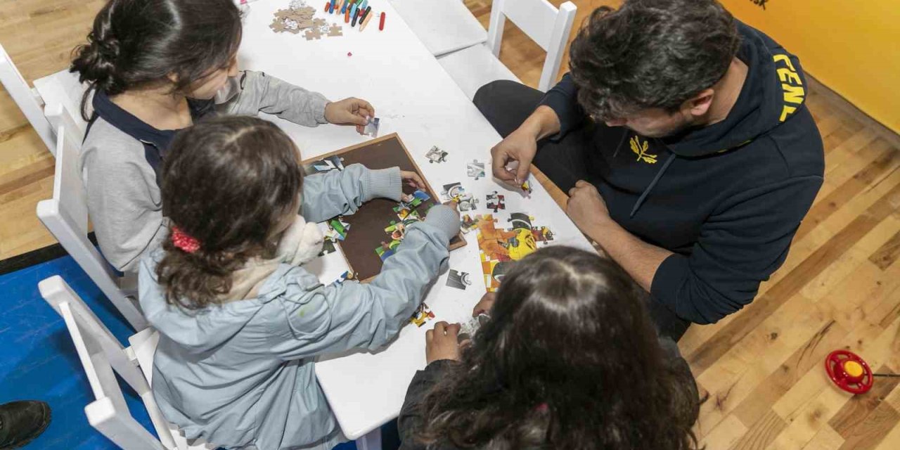 Mersin’deki Depremzedelere Psikolojik İlk Yardımda Bulunuluyor