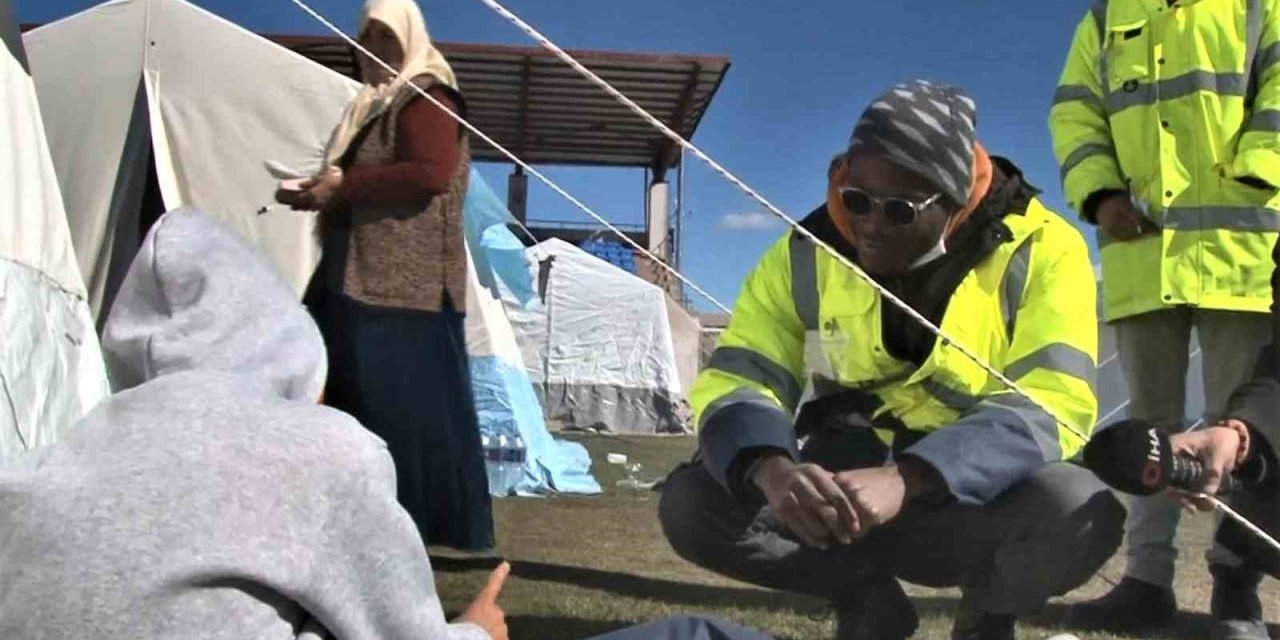 “türkiye’ye Borcumu Ödemeliyim” Diyen Afrikalı Öğrenci Soluğu Deprem Bölgesinde Aldı