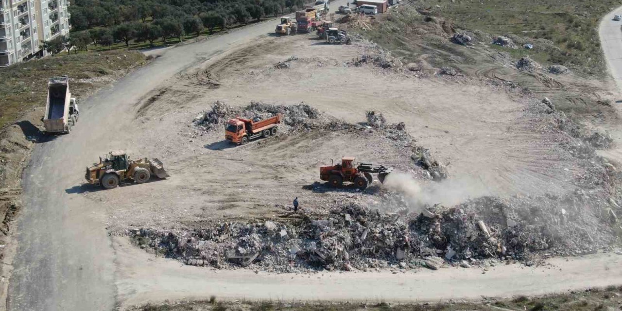 Yerle Bir Olan Hatay’da Binaların Enkazları Bu Alana Dökülüyor