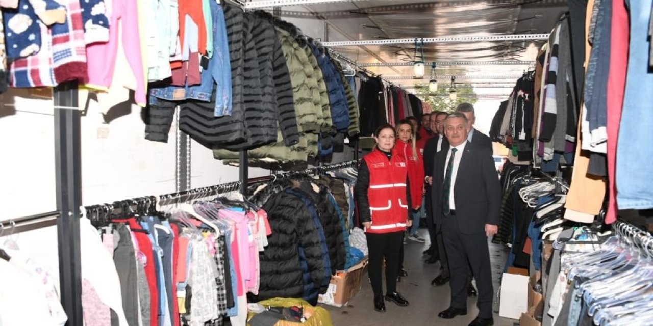 Giyim Tırları Depremzedelerin Kaldıkları Otellere Gönderildi