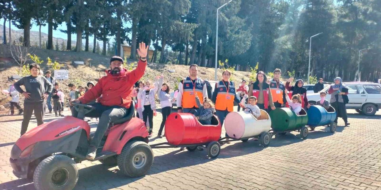 Depremden Etkilenen Çocukların Yüzünü Varillerden Yaptığı Tırtıl İle Güldürdü