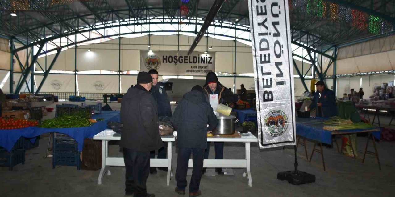 İnönü Belediyesi Sıcak Çorba İkramına Devam Ediyor