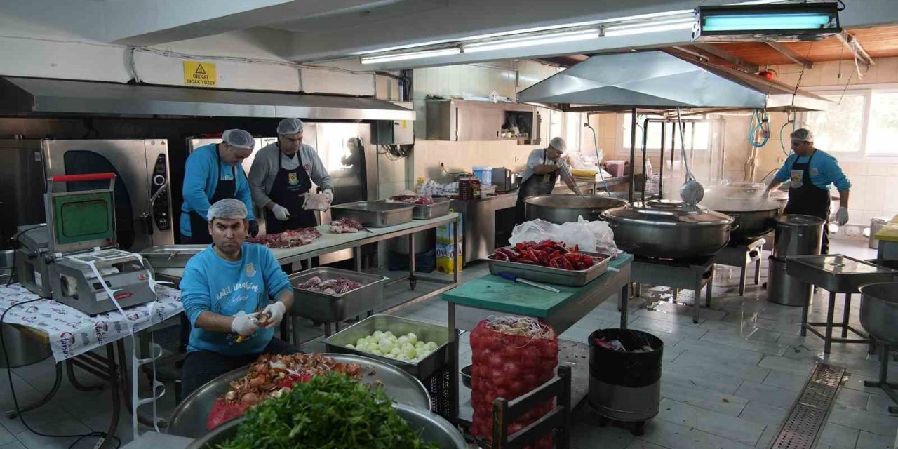 Tarsus’ta Depremzedelere Her Gün 6 Bin Sıcak Yemek