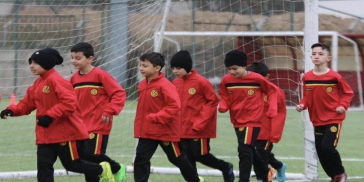 Eskişehirspor Depremzede Çocukları Unutmadı