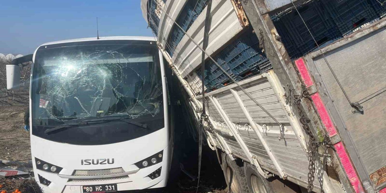 Cezaevi Aracıyla Kamyon Çarpıştı: 23 Yaralı