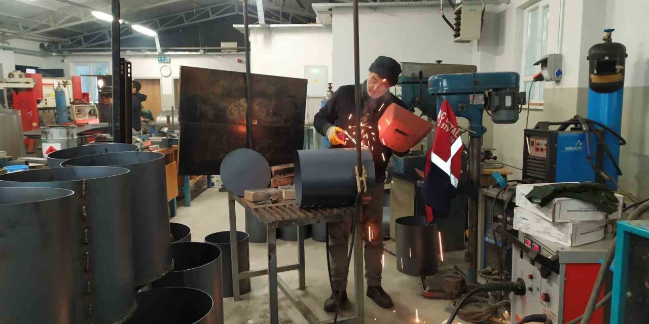 Fabrika Gibi Çalışan Okulda Haftalık 450 Tane Soba Hazır Hale Geliyor