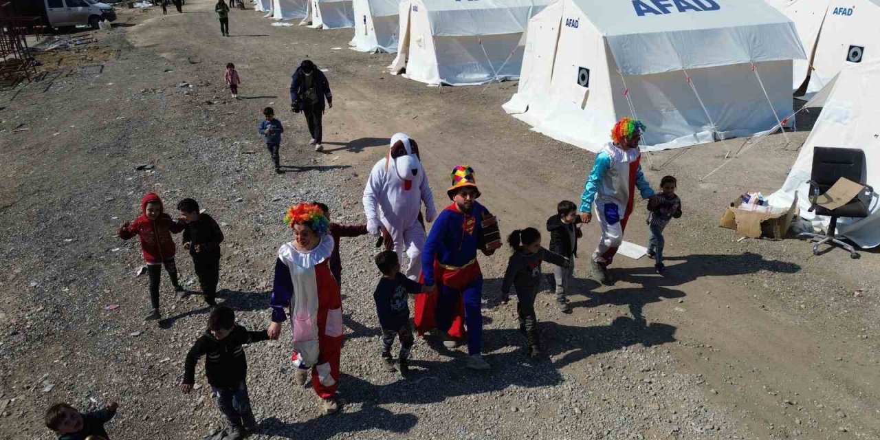 Depremi Yaşayan Çocuklara Moral Oldular