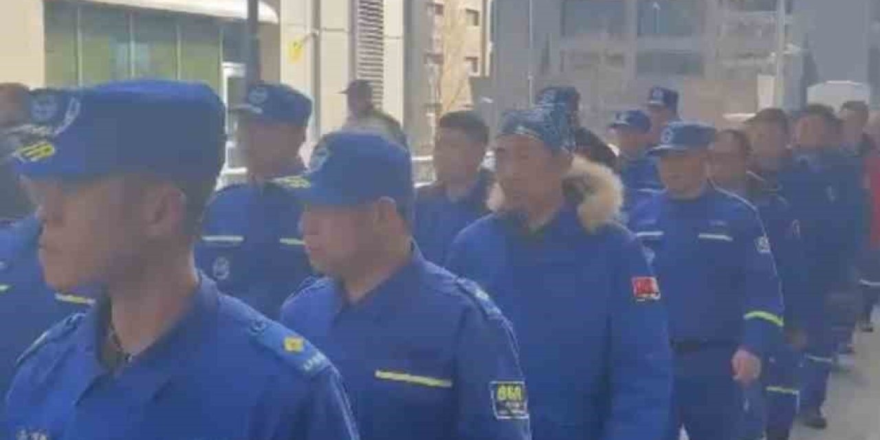 Huawei Çalışanları Çinli Arama Kurtarma Ekibini Alkışlarla Karşıladı