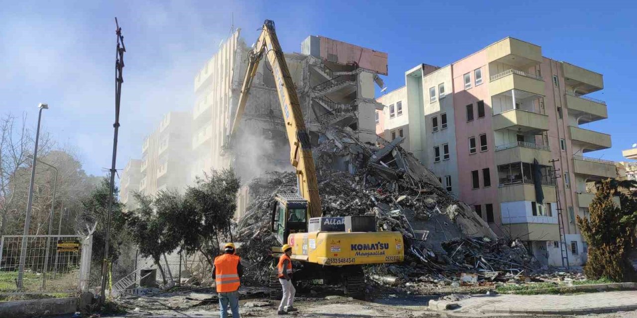 Şanlıurfa’da Ağır Hasarlı Binalar Tek Tek Yıkılıyor