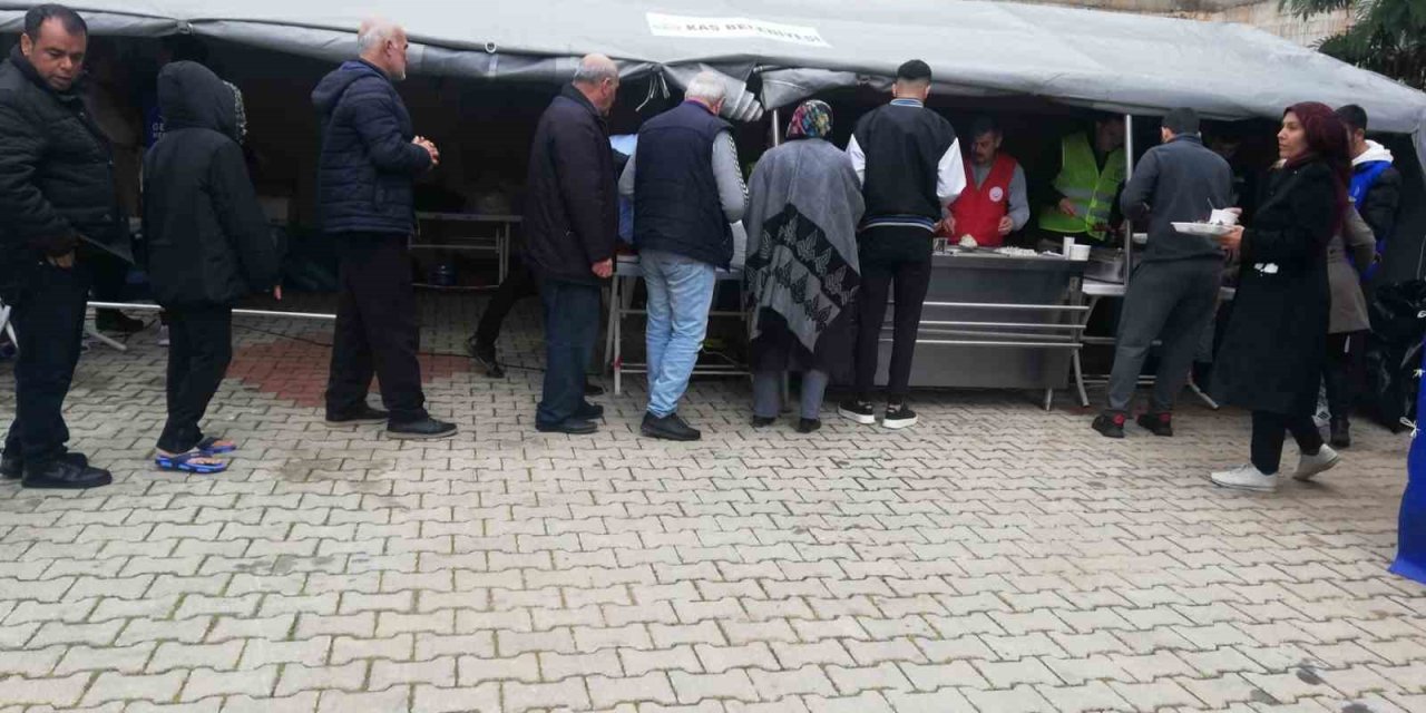 Kaş’ta Depremzedelere Sıcak Yemek Desteği