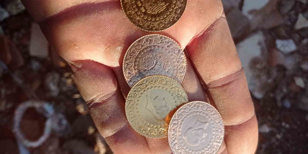 Madenciler Enkazdan Buldukları Yüklü Miktarda Paraları Teslim Etti