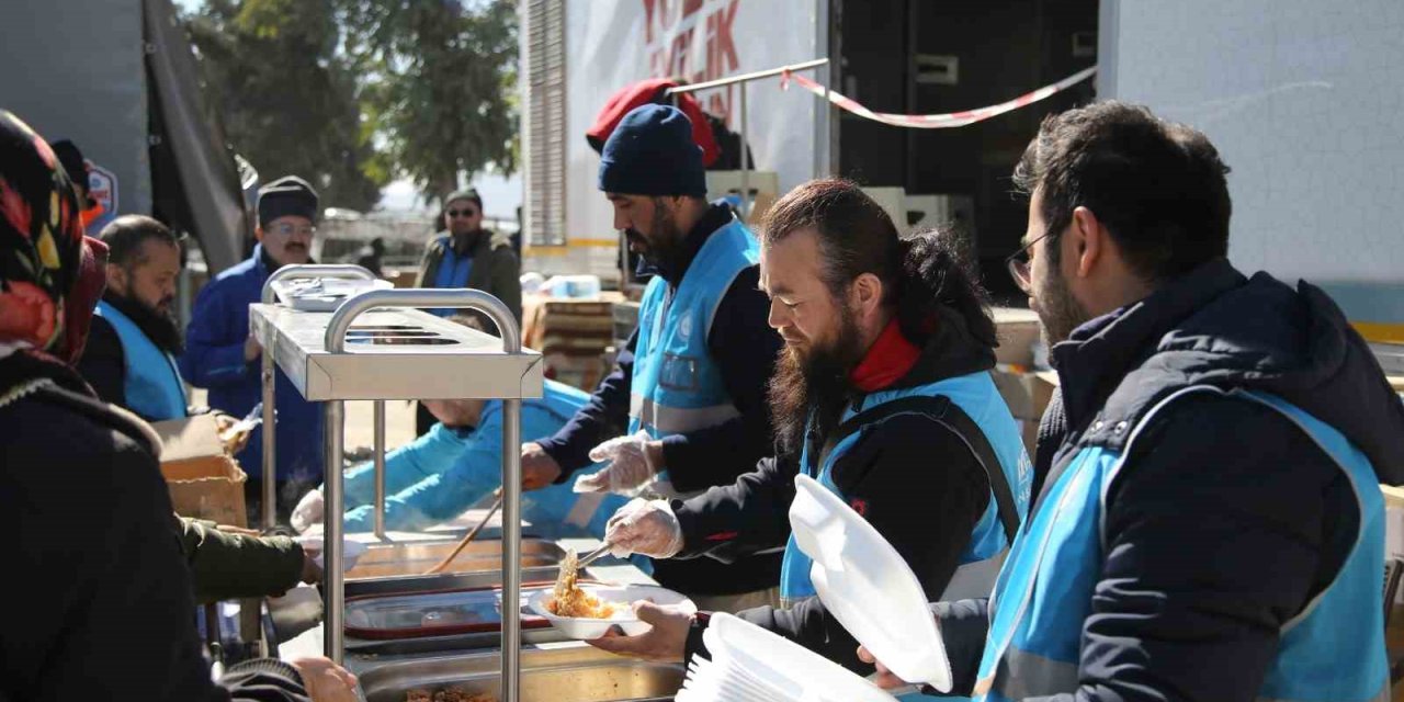 Uygur Türklerinden Depremzedelere ‘uygur Pilavı’ İkramı