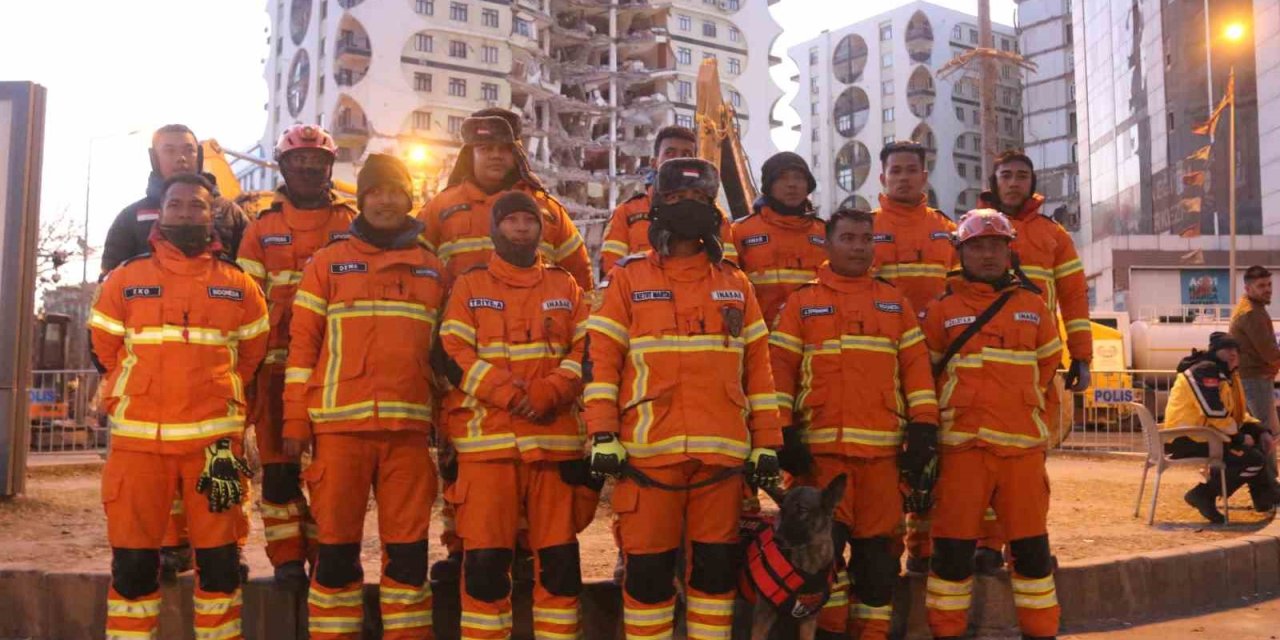 Endonezyalı Ekip, Diyarbakır’da Hayatını Kaybeden Vatandaşlarının Cenazelerini Aldı