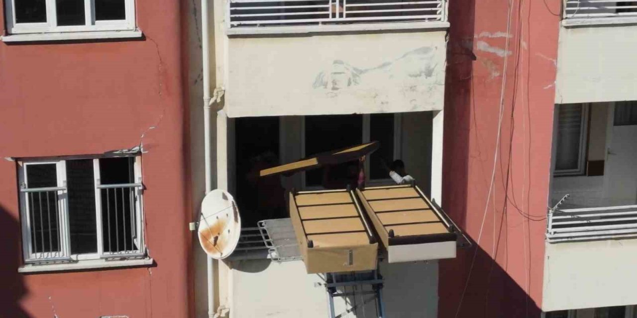 Osmaniye’de Vatandaşlar Hasarlı Binalardan Eşyalarını Taşımaya Başladı