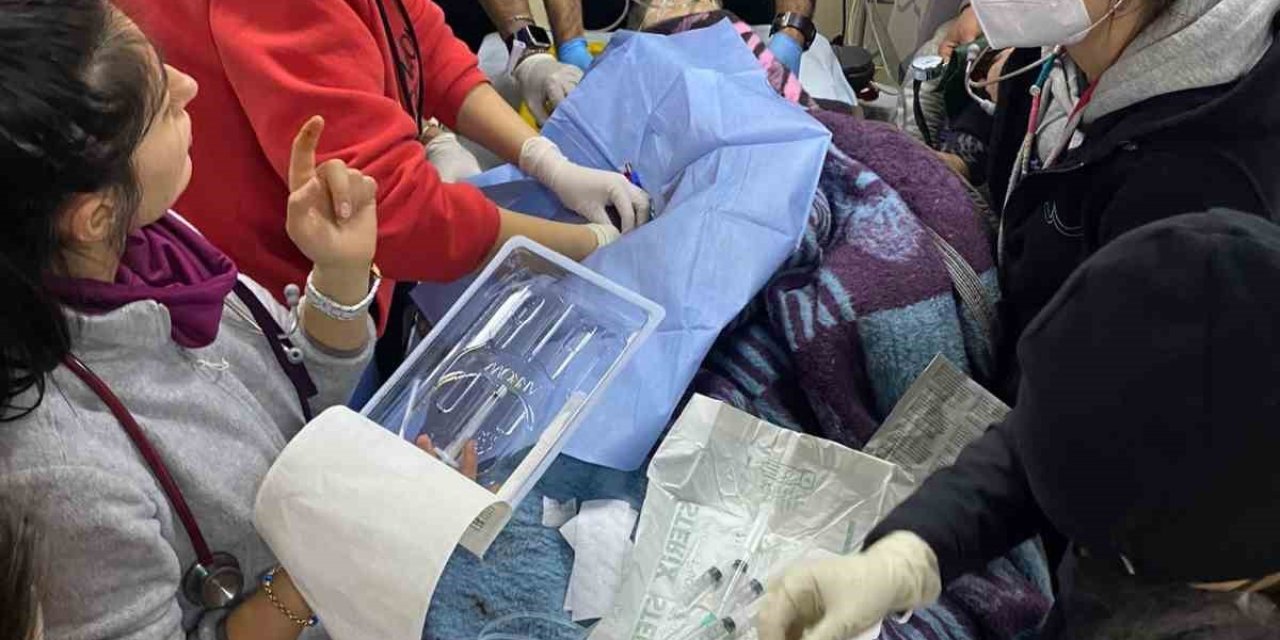 Hatay’da 10 Yaşındaki Osman Depremin 260’ıncı Saatinde Enkazdan Sağ Olarak Kurtarıldı