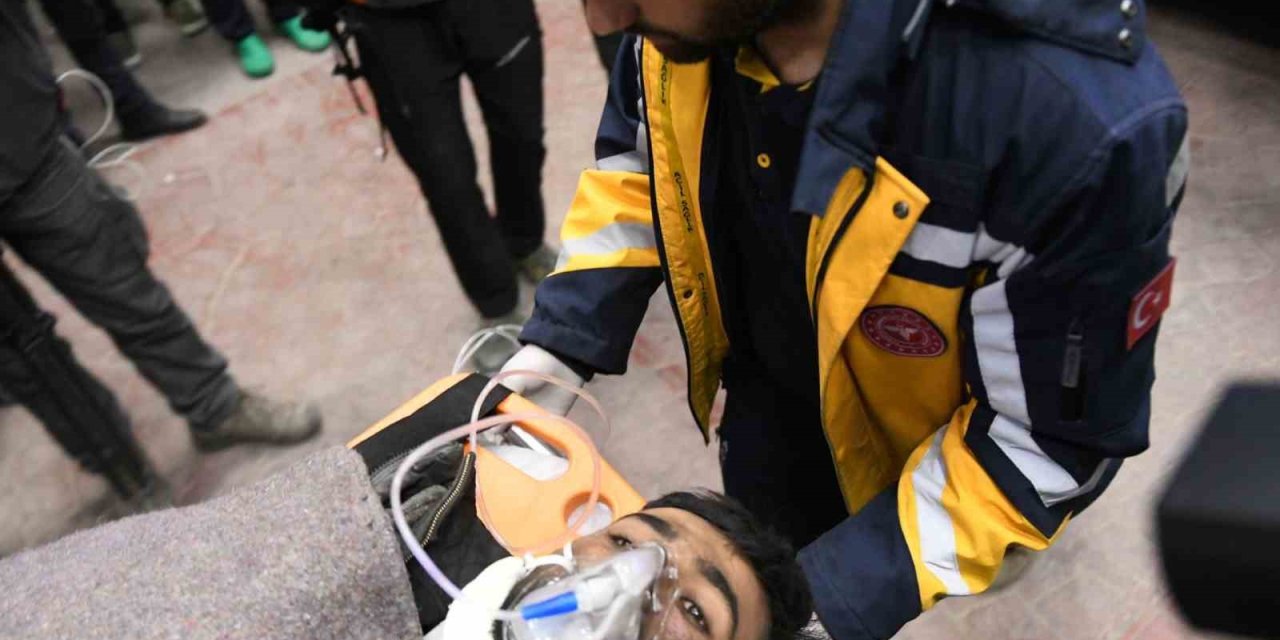 Depremden 260 Saat Sonra Enkazdan Sağ Çıkarıldı, Depremzedenin Elindeki Tesbih Dikkat Çekti