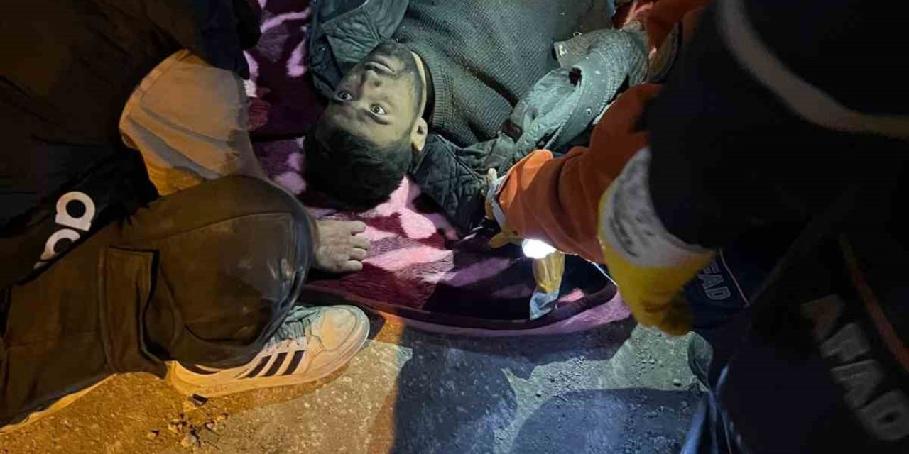 Umudun Adı Mustafa Oldu, Depremden 261 Saat Sonra Enkazdan Ekipleri Alkışlayarak Çıktı
