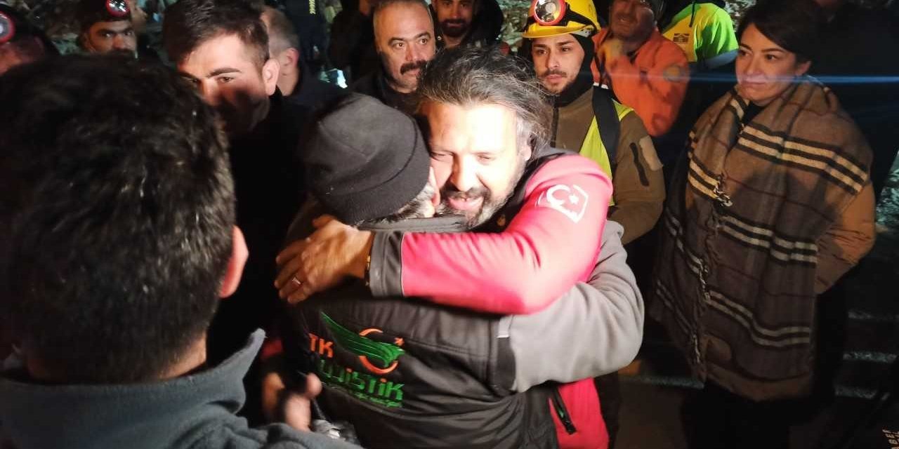 261 Saat Sonra Enkazdan Ekipleri Alkışlayarak Çıktı