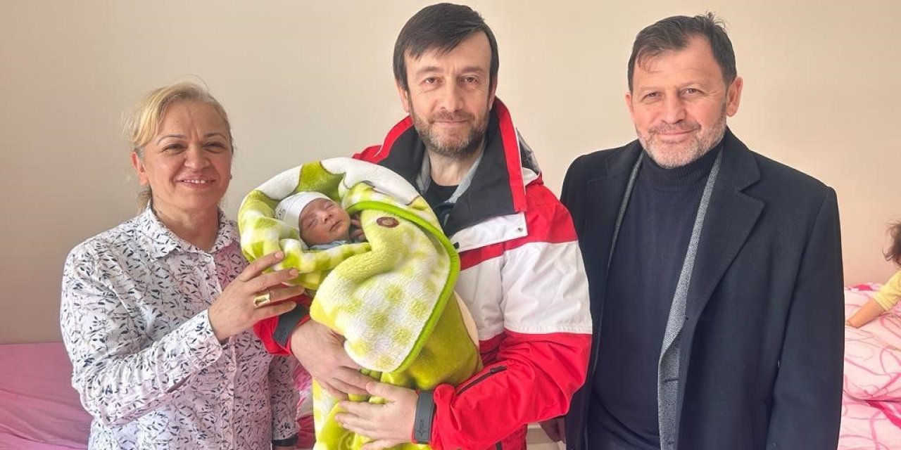 Kayseri’de Doğan Depremzede Bebeklere Altın Hediyesi