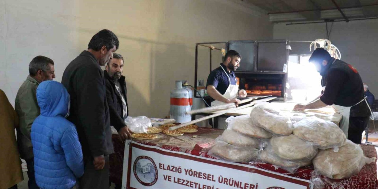 Yaptırdığı Seyyar Fırınla Depremzede Vatandaşlara Sıcak Ekmek Dağıtıyor