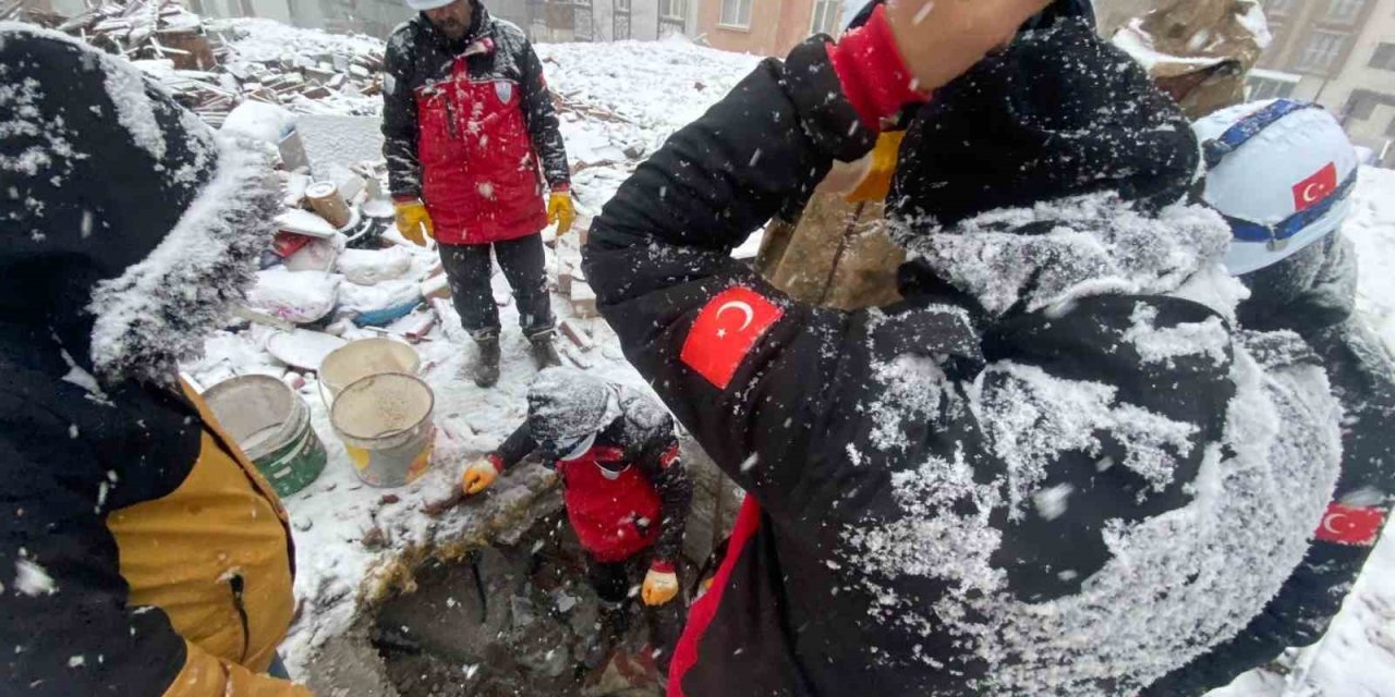 Çinli Arama Kurtarma Görevlilerine Otlu Peynir İkram Etmişlerdi, Yeni Görüntüleri Çıktı