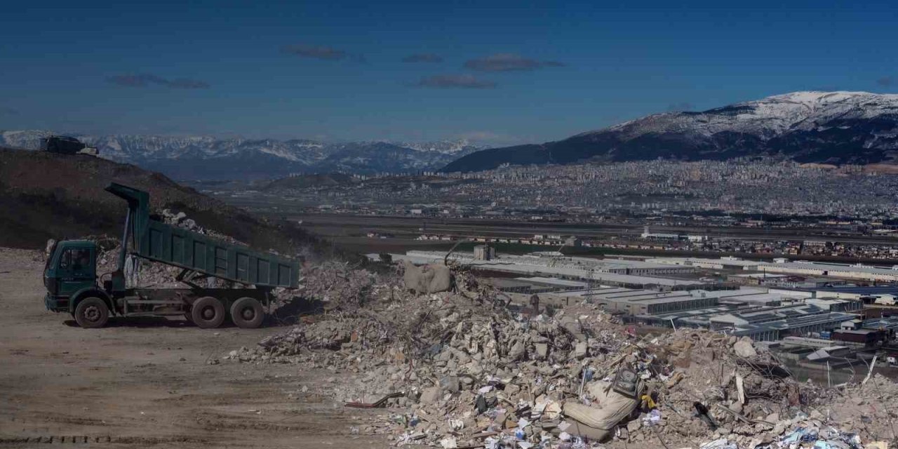 Kahramanmaraş’ta Taşınan Enkazlar Şehrin Manzarası İle Birleşti