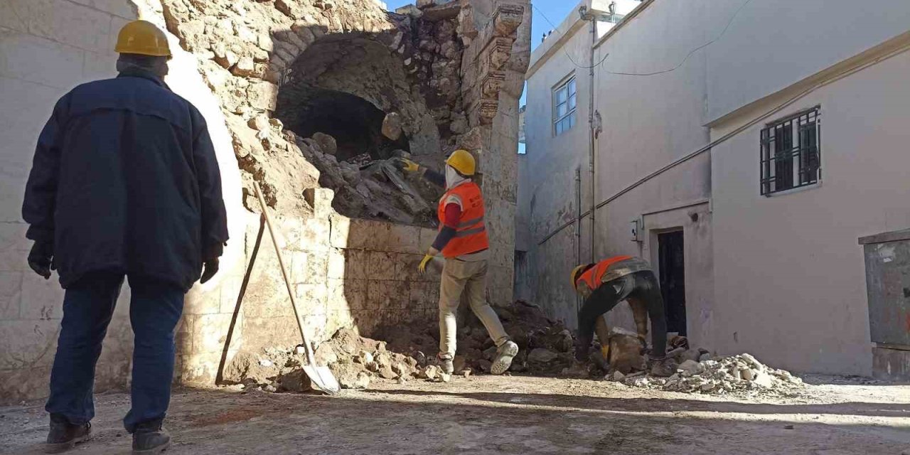 Deprem Sonrası Eyyübiye’nin Tarihi Sokaklarındaki Molozlar Kaldırılıyor