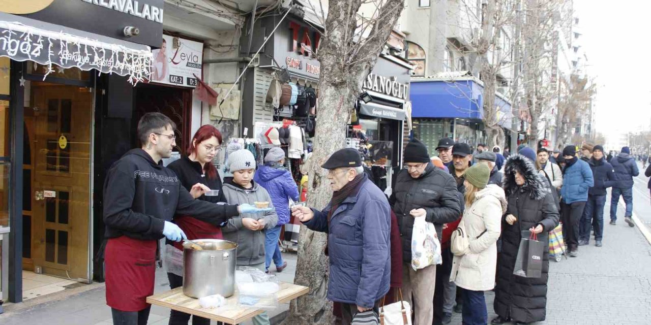 Depremlerde Hayatını Kaybedenler İçin 10 Bin Kişilik Helva Dağıtıldı