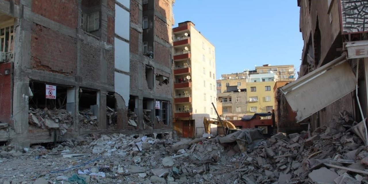 Diyarbakır’da 2 Müteahhit Yaptıkları Binanın Enkazında Hayatını Kaybetti