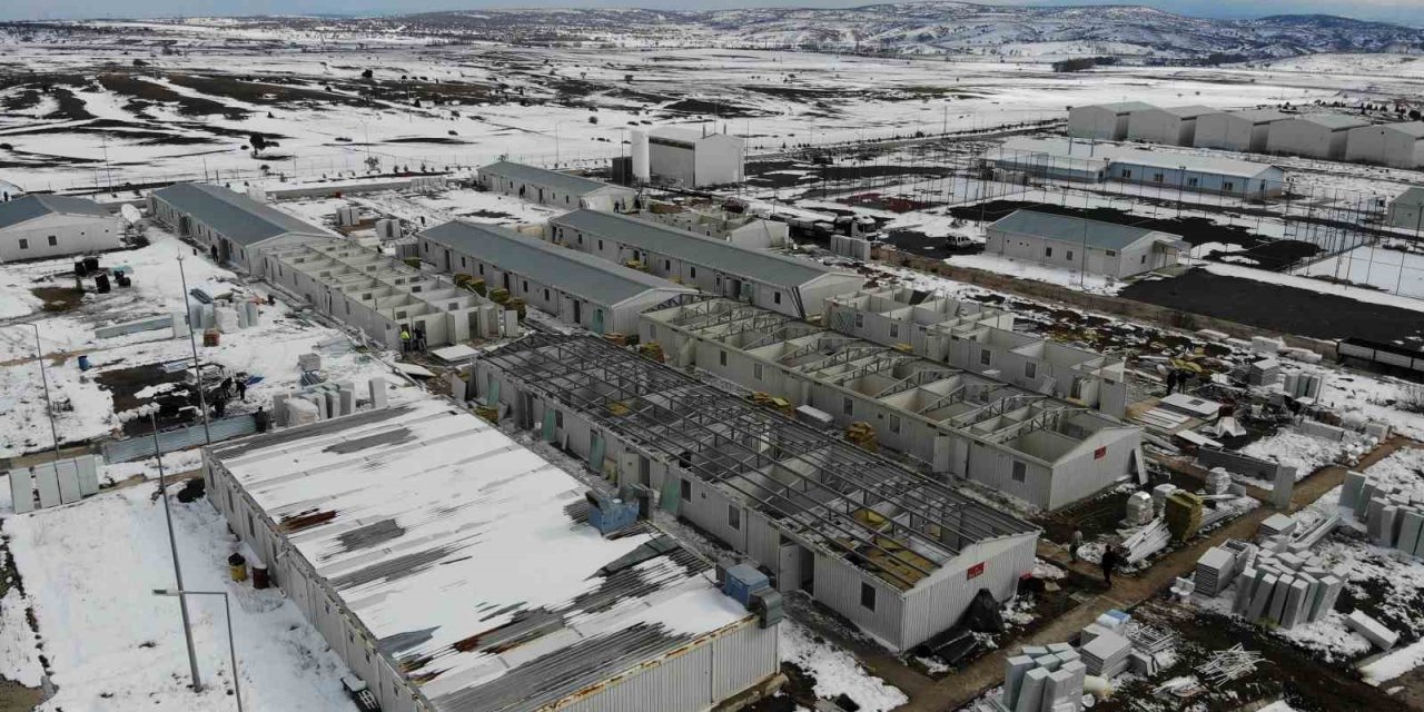 Depremin Merkezine Tam Donanımlı Bin Kişilik Prefabrik Bina