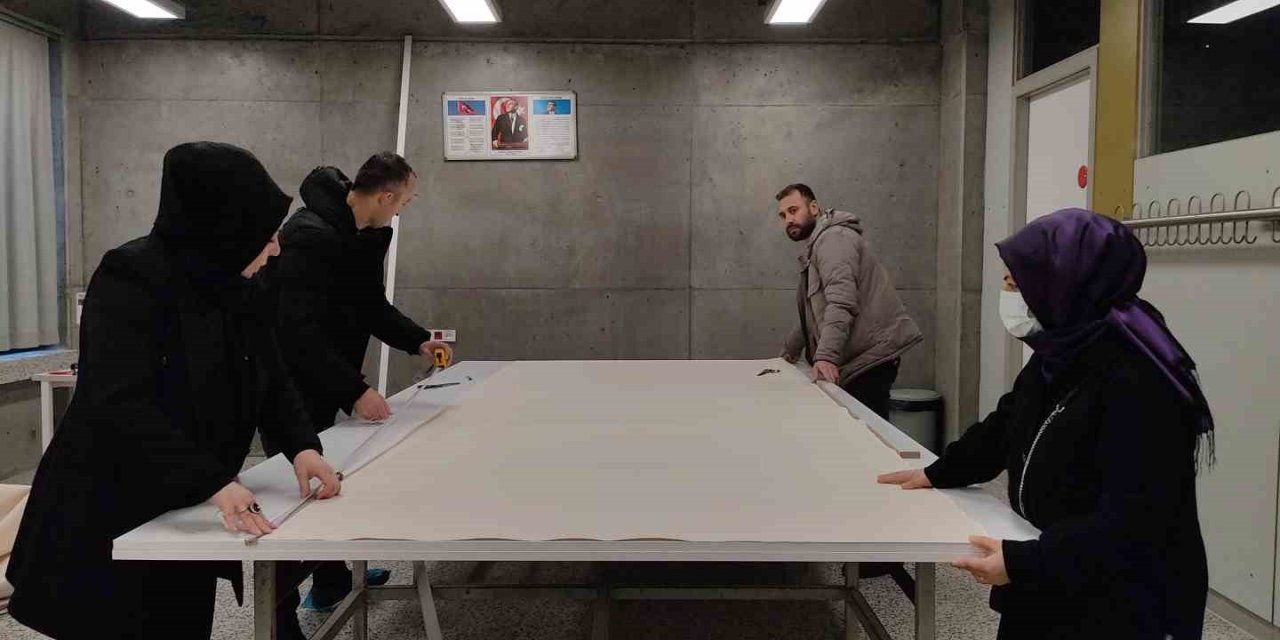 Meslek Lisesi Öğretmenleri, Depremzedeler İçin Çadır Dikiyor