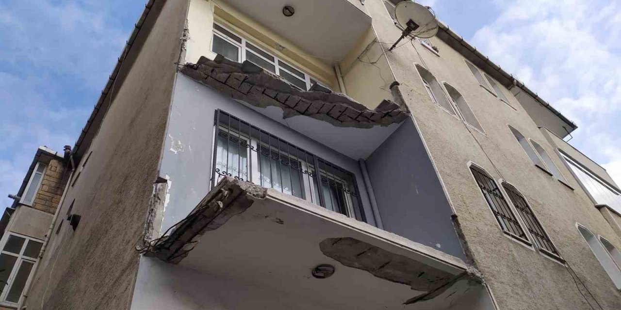 Küçükçekmece’de Yıkılan Balkon Deprem Paniği Oluşturdu