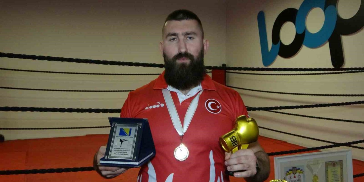 Milli Boksör Muhammed Dursun, Depremzedeler İçin Altın Eldivenini Açık Artırmayla Satacak