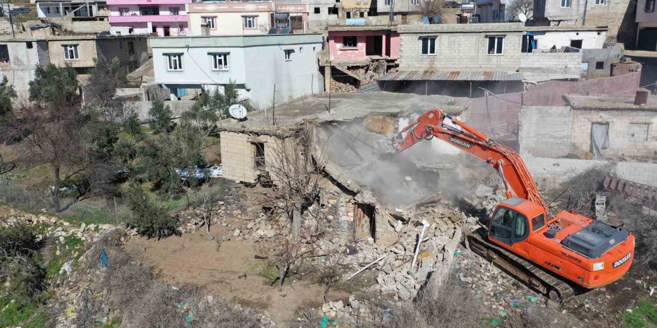 Şehitkamil’deki Ağır Hasarlı Yapıların Yıkımına Başlandı