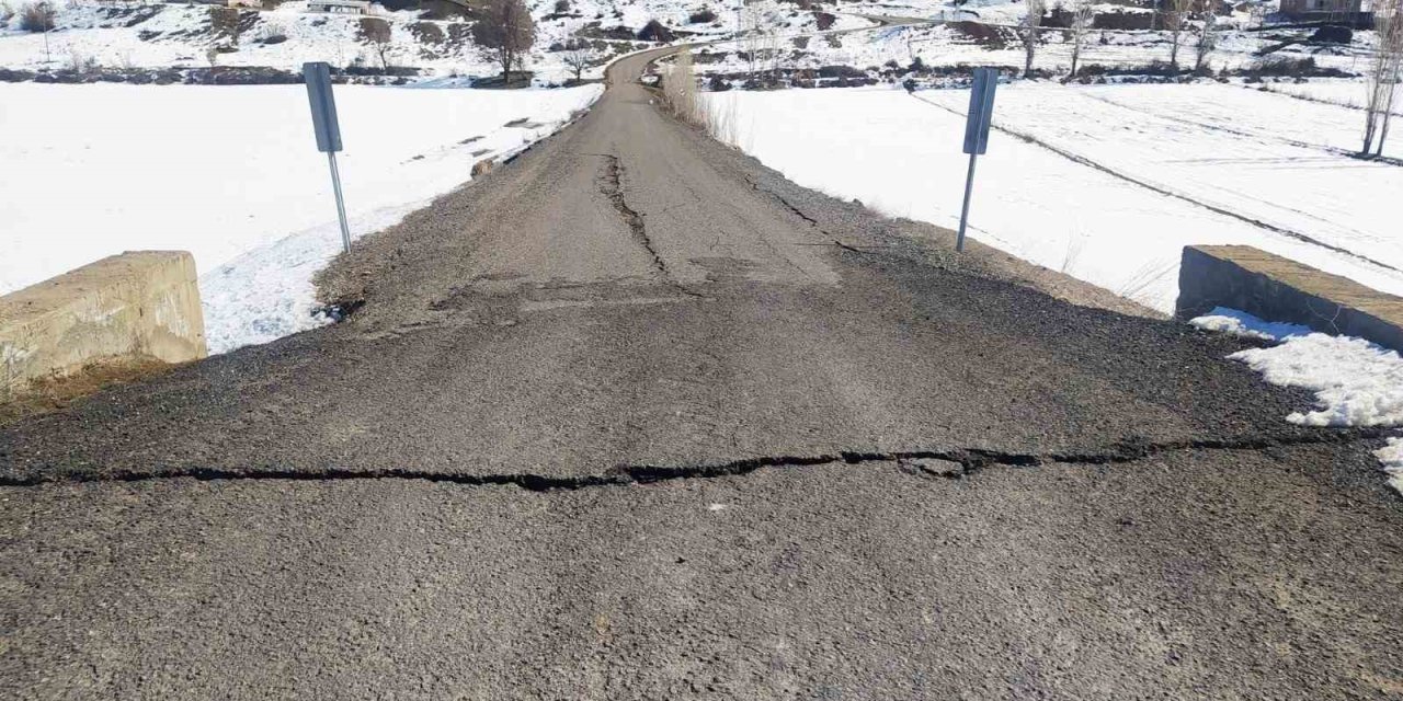 Lice’de Deprem Sonrası Oluşan Obruk Dere Yatağını Kuruttu