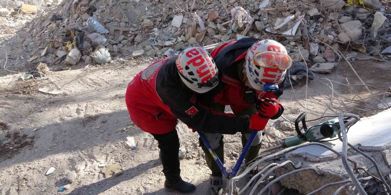 Arama-kurtarma Gönüllüsü Necla Teyze, Kahramanmaraş’ta Enkazda Hayat Kurtarıyor