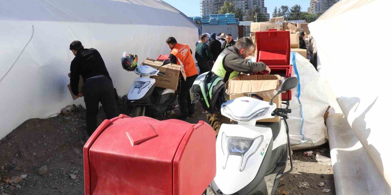 Gönüllü Kuryeler Depremzedelerin Yardımına Koşuyor