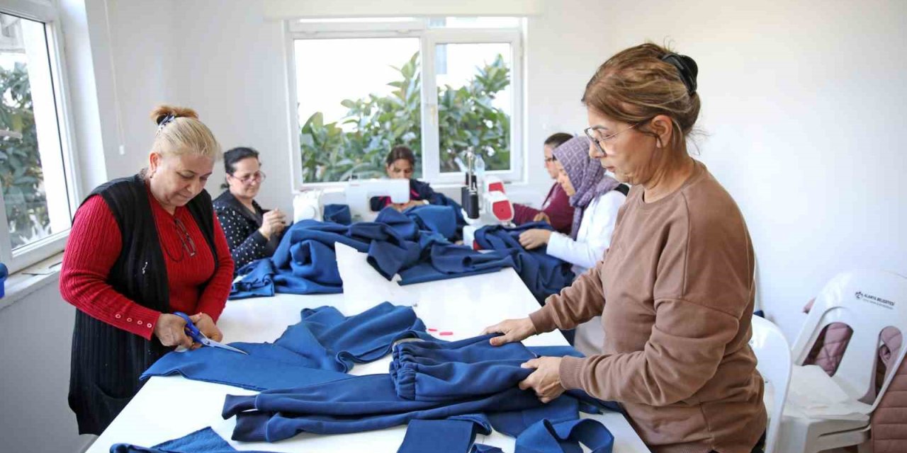 El Emeğiyle Hazırladıkları Kıyafetleri Depremzedelere Ulaştırıyorlar