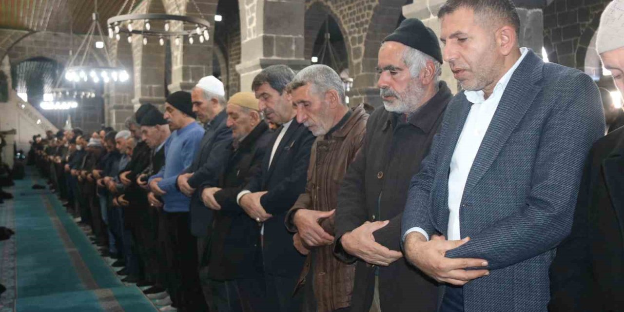 Diyarbakır’da Depremde Hayatını Kaybedenler İçin Gıyabi Cenaze Namazı Kılındı