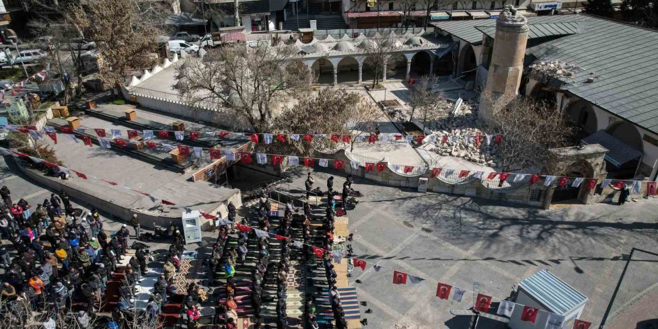 Depremin Ardından 2. Cumada Gıyabi Cenaze Namazı Kılındı