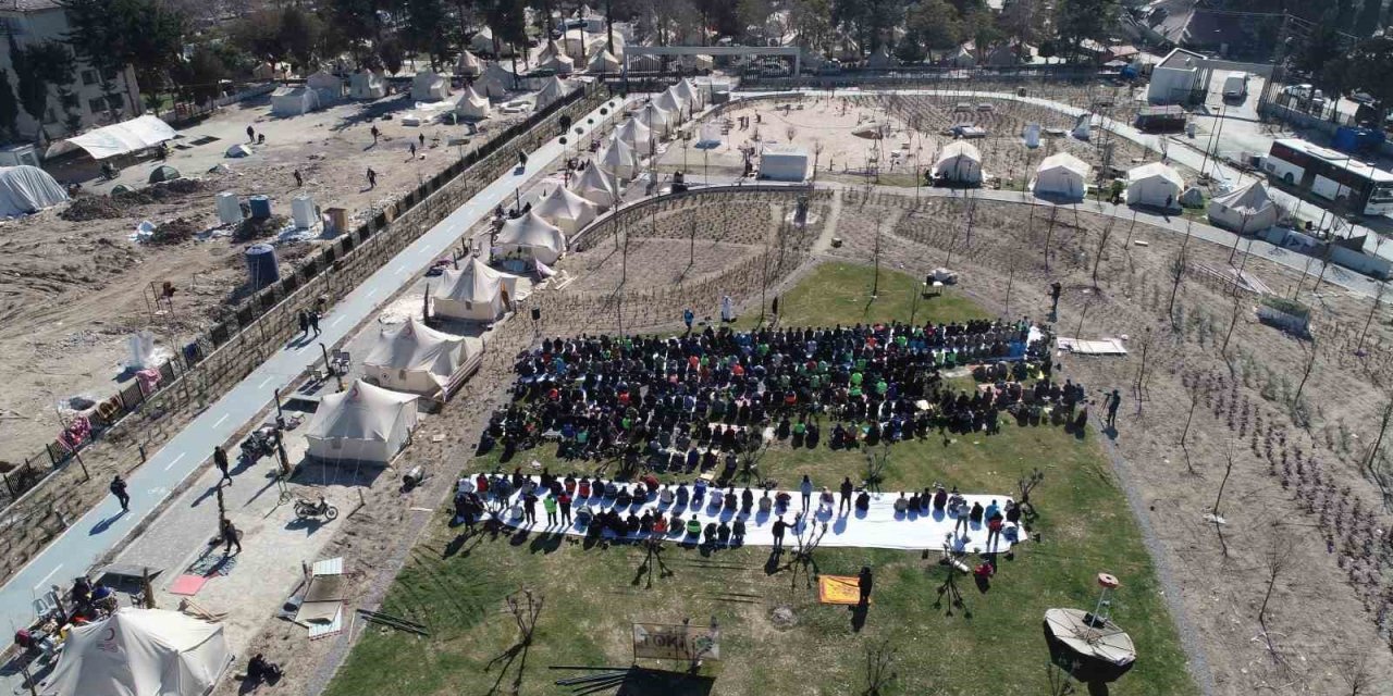 Hatay’da Enkazların Gölgesinde Cuma Namazı Dron İle Görüntülendi