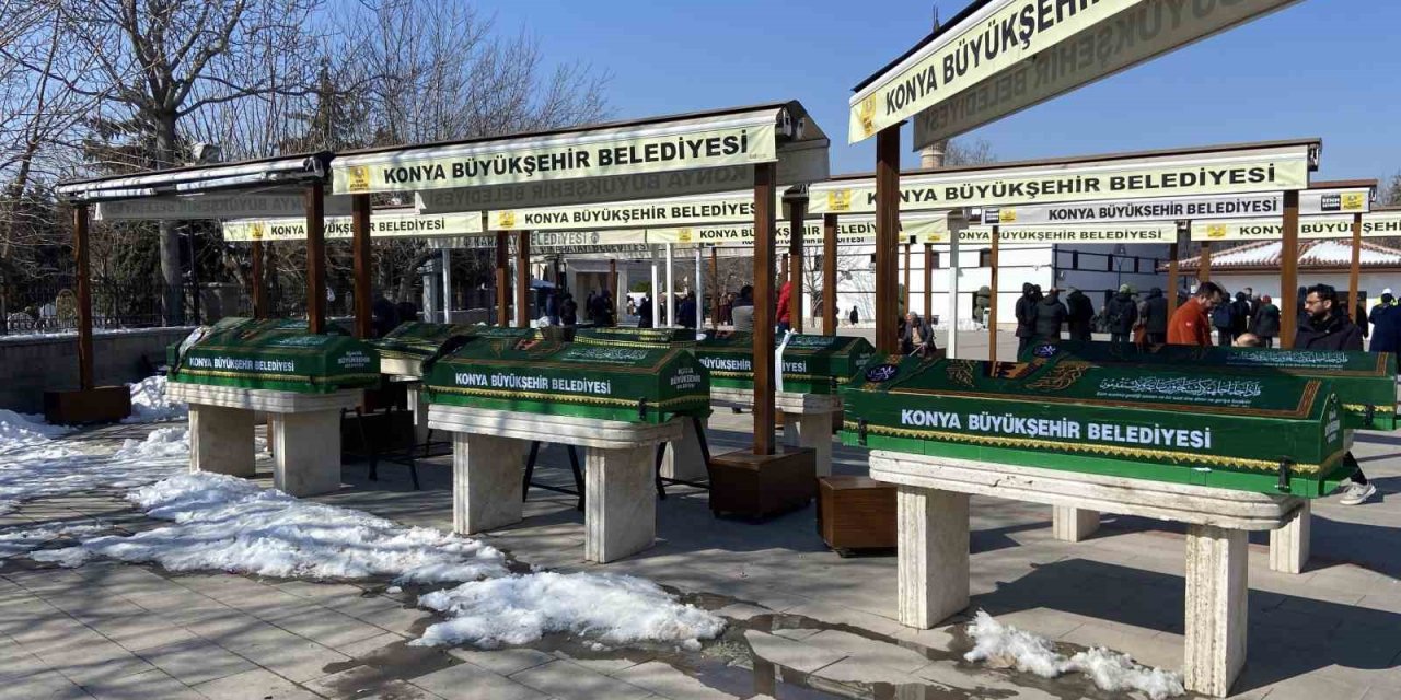 Yangında Hayatını Kaybeden Suriye Uyruklu Depremzede Aile Konya’da Defnedildi