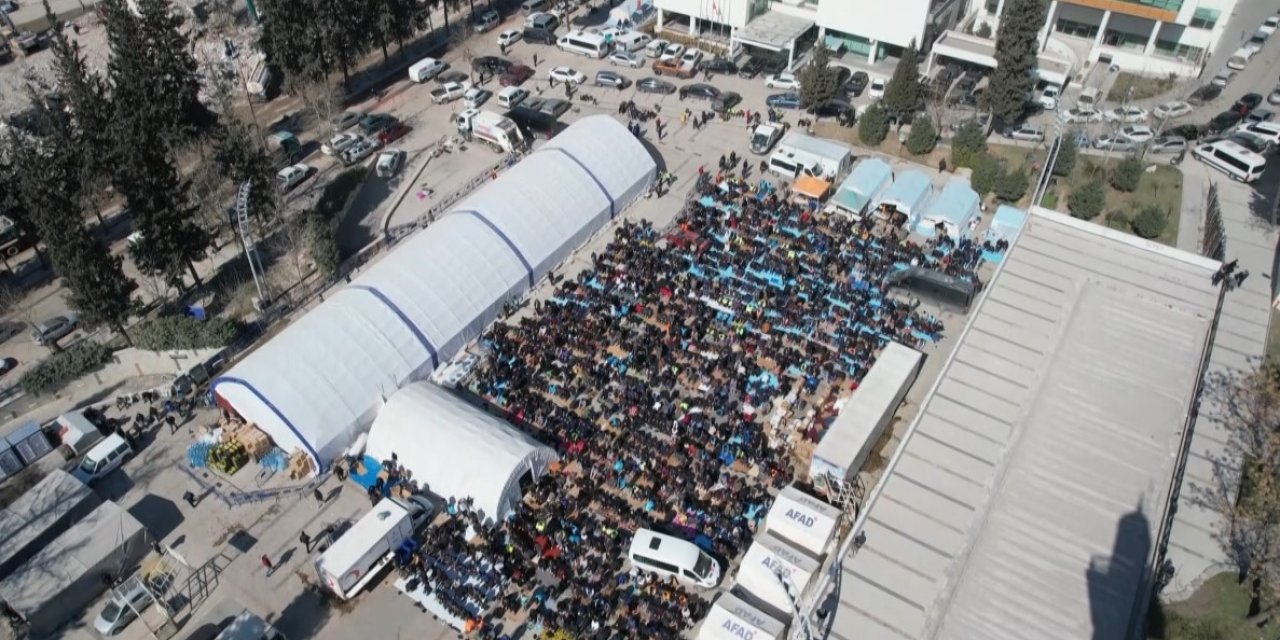 Bir Yanda Enkaz Kaldırma Çalışmaları, Diğer Yanda Cuma Namazı Havadan Görüntülendi