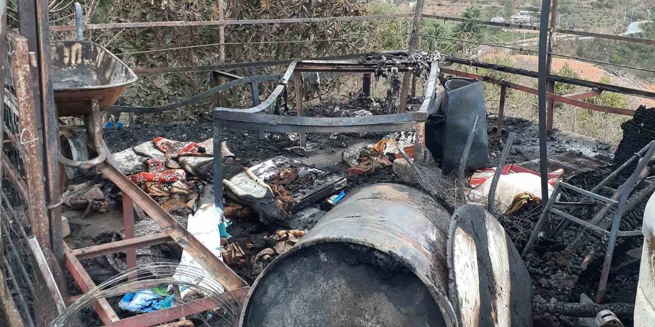 Soba Bacasından Sıçrayan Kıvılcım, Evin Çatısını Küle Döndürdü