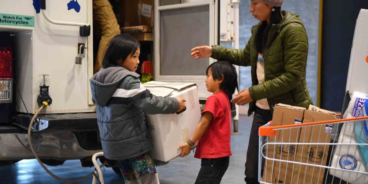 Japon Aileden Depremzedelere Yardım